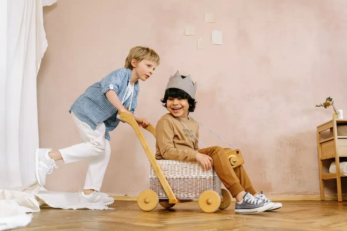 Ni&ntilde;os jugando con juguetes de madera y juegos de mesa tradicionales