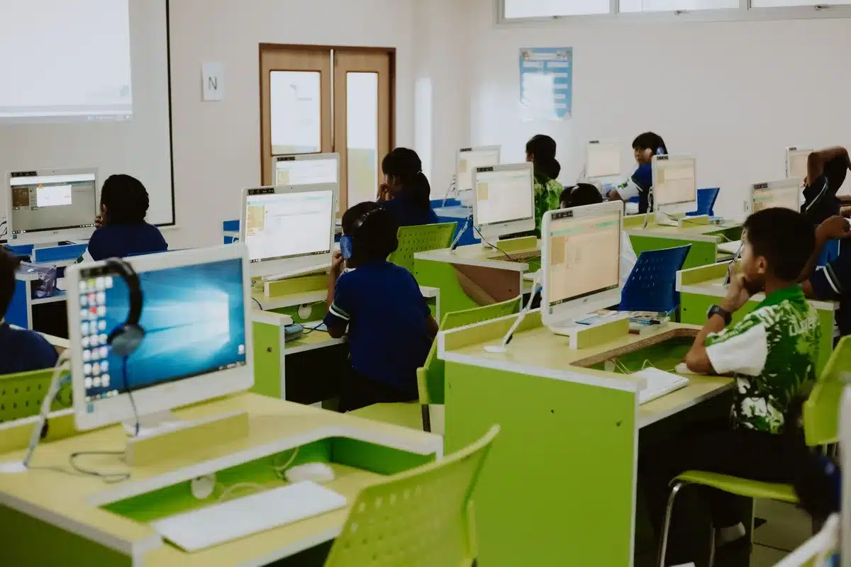 Debate sobre el uso de tecnología y pantallas en educación