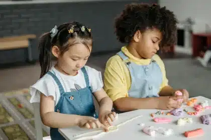 Aula sin pantallas con juguetes tradicionales y materiales analógicos para el aprendizaje