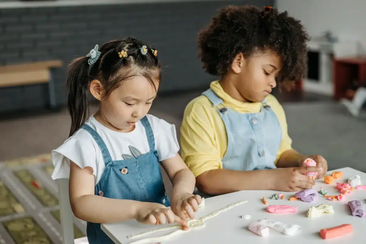 Aula sin pantallas con juguetes tradicionales y materiales analógicos para el aprendizaje