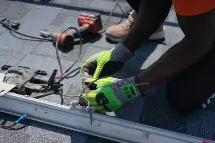 Joven realizando instalaciones eléctricas en un taller con herramientas y cables
