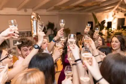 Jóvenes en una reunión social, algunos rechazando bebidas alcohólicas con gestos relajados