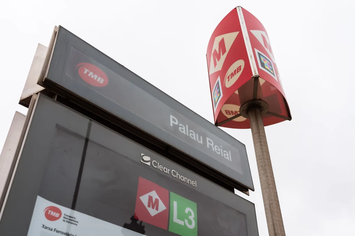 Entrada de estación de metro de Barcelona con pasajeros