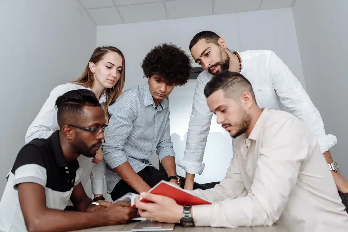 Equipo multidisciplinar trabajando juntos en un proyecto colaborativo