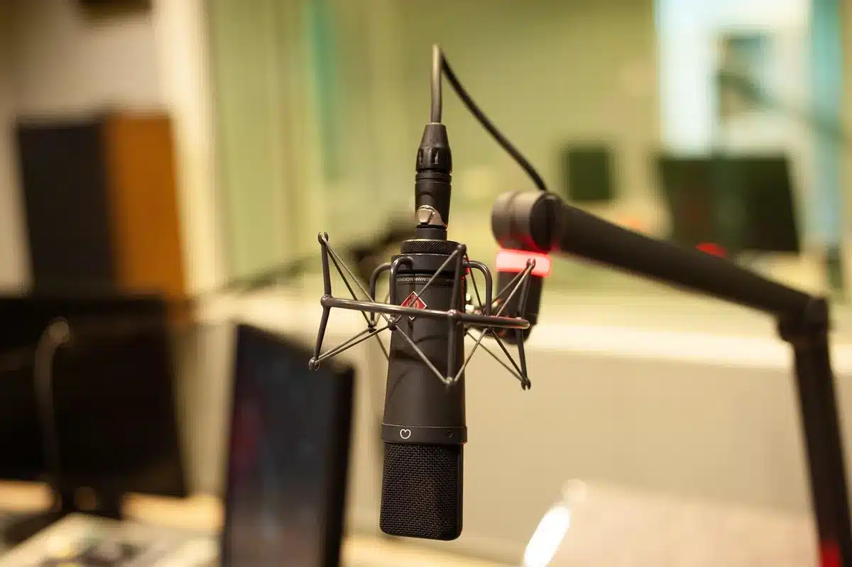 Sala de control de grabación con consola de mezcla, monitores de audio y equipamiento profesional