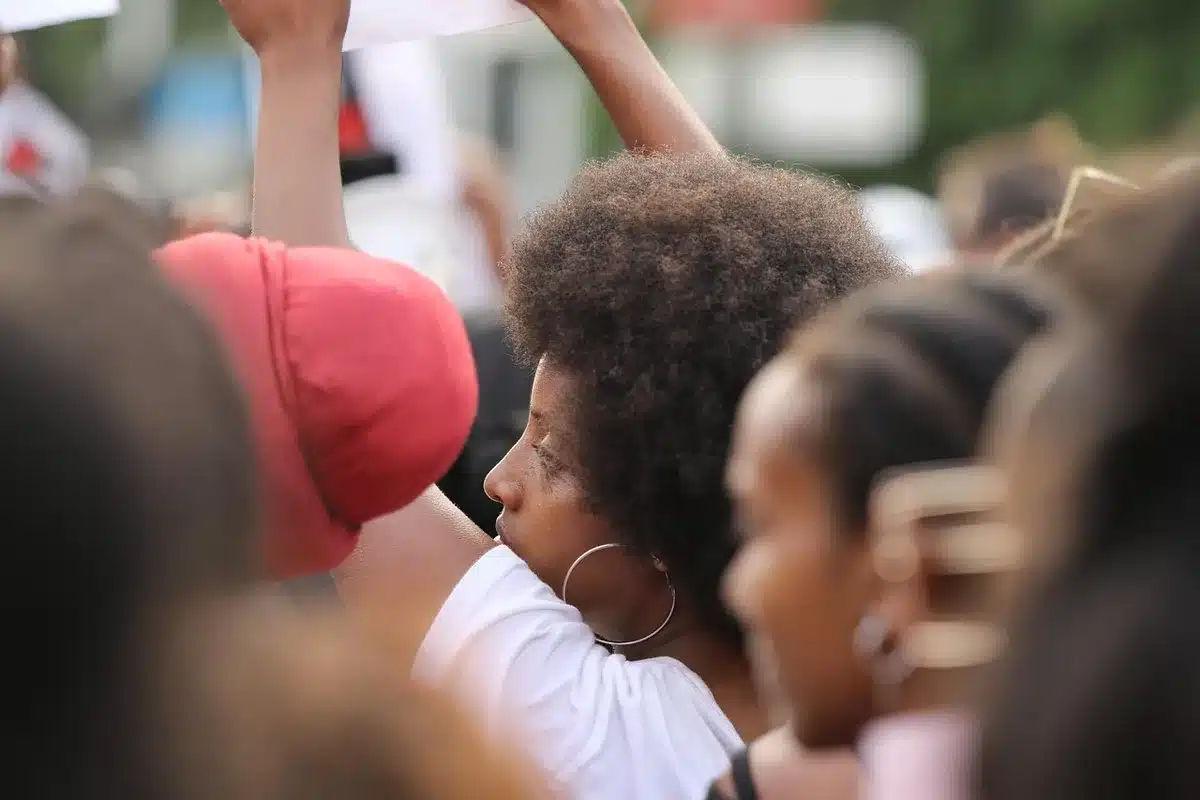 Manifestación de estudiantes y familias reclamando cambios en el sistema de evaluación
