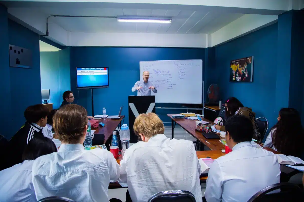 Docentes en una sesión de formación y desarrollo profesional continuo