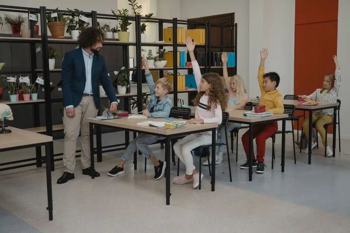 Aula con docente e estudiantes, reflejando la importancia de límites y estructura en la educación
