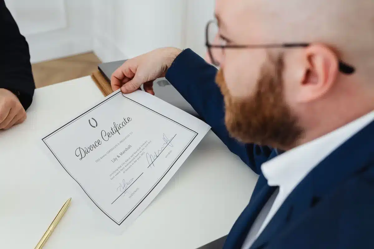 Documentos de certificación y requisitos académicos sobre una mesa