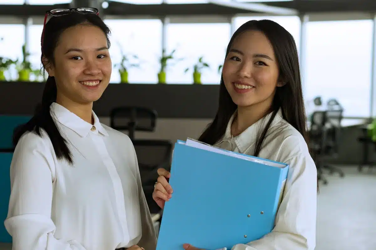 Profesionales j&oacute;venes en entorno laboral internacional con alta tasa de inserci&oacute;n laboral