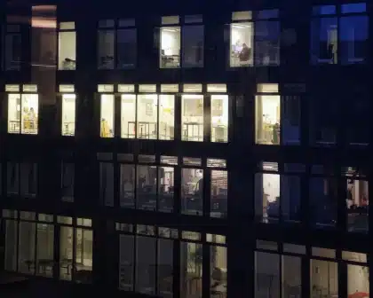 Jóvenes profesionales en oficina internacional revisando documentos y trabajando con ordenadores