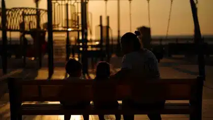 Según la investigadora Mar Coll, el calor extremo cambia la forma de criar y el día a día infantil