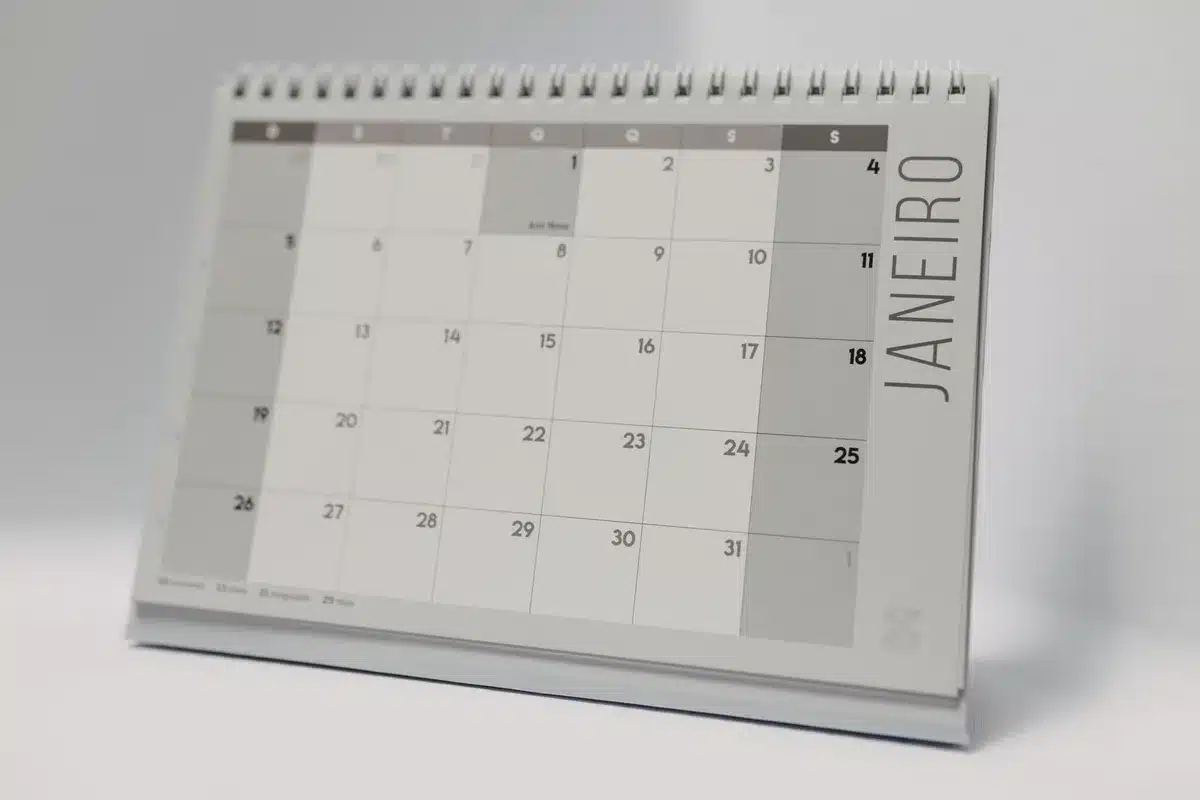 Calendario marcando un año de trabajo y cotización