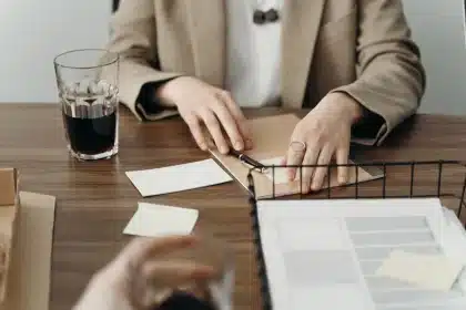 Documentos de prestación por desempleo sobre un escritorio con calculadora y calendario