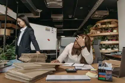 Documentos de subsidio por desempleo y registros de cotizaciones sobre un escritorio