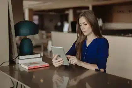 Profesional de mediana edad estudiando en su escritorio con libros y portátil