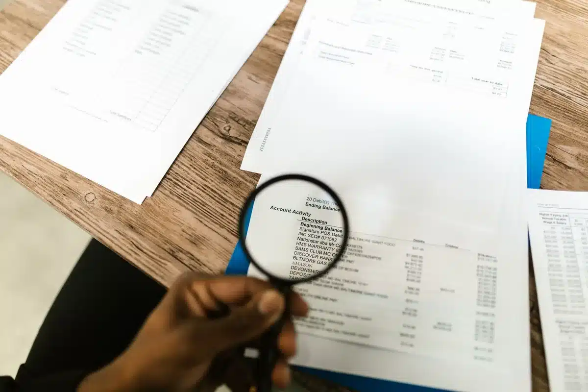 Documentos y registros siendo revisados durante una inspecci&oacute;n de Hacienda