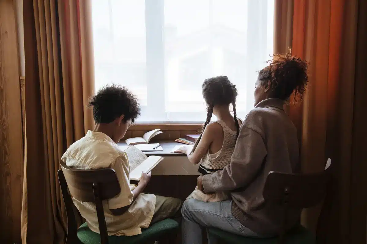 Padres e hijos en casa, representando la responsabilidad educativa familiar