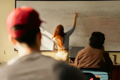 Aula con estudiantes y profesor durante una clase tradicional