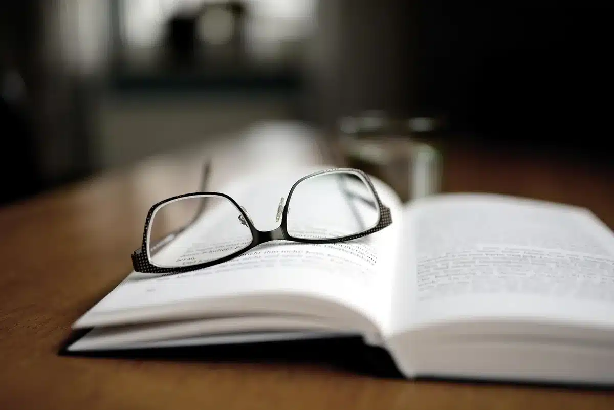 Libros y estetoscopio sobre una mesa que evocan la carrera de Medicina