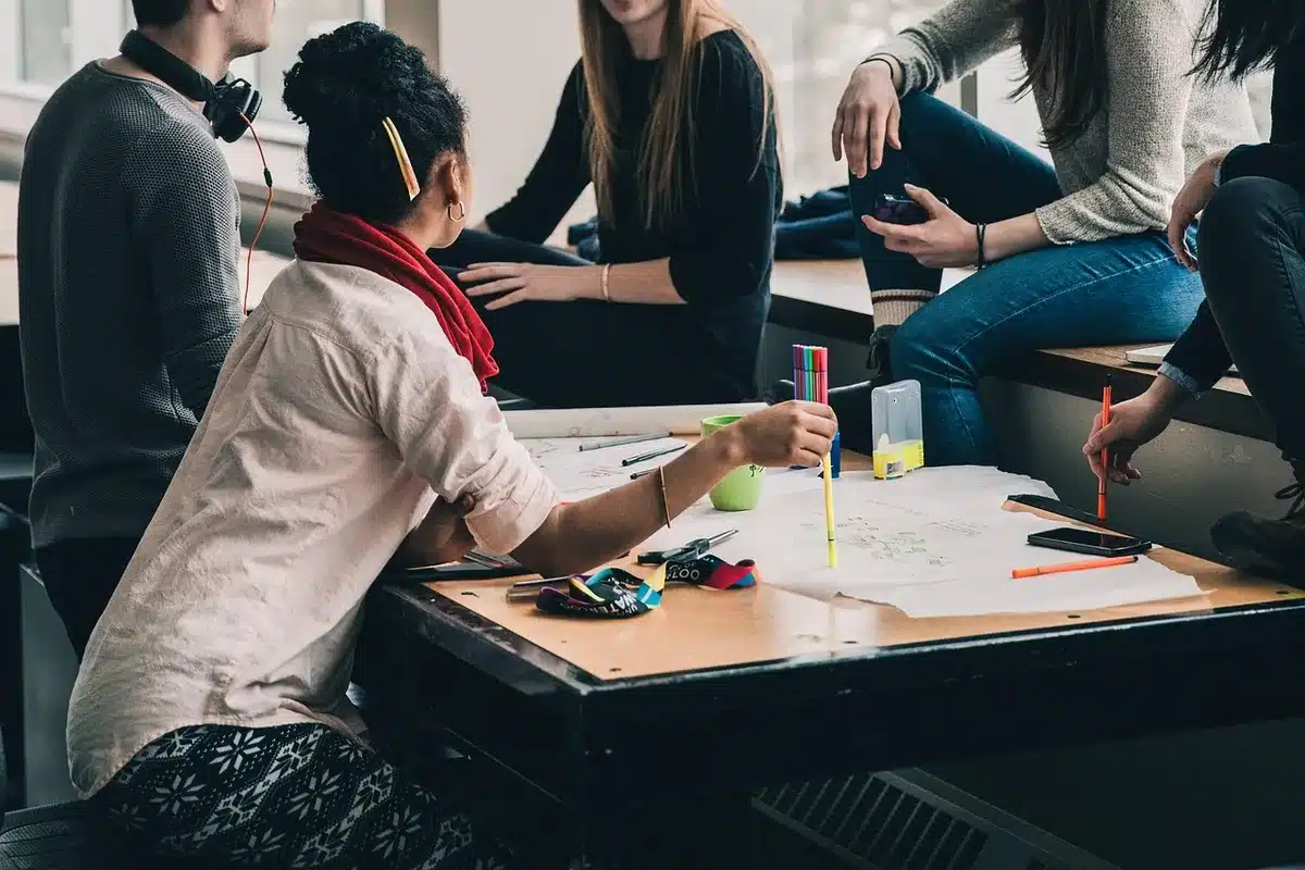 Grupo reducido de estudiantes en tutorías personalizadas durante clase de refuerzo.