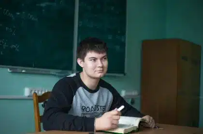 Estudiantes en clase de verano concentrados en sus escritorios durante una sesión de repaso intensivo.