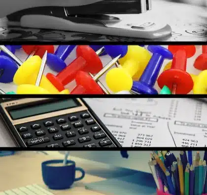 Manos anónimas con papeles fiscales y calculadora en una mesa, edificio administrativo al fondo