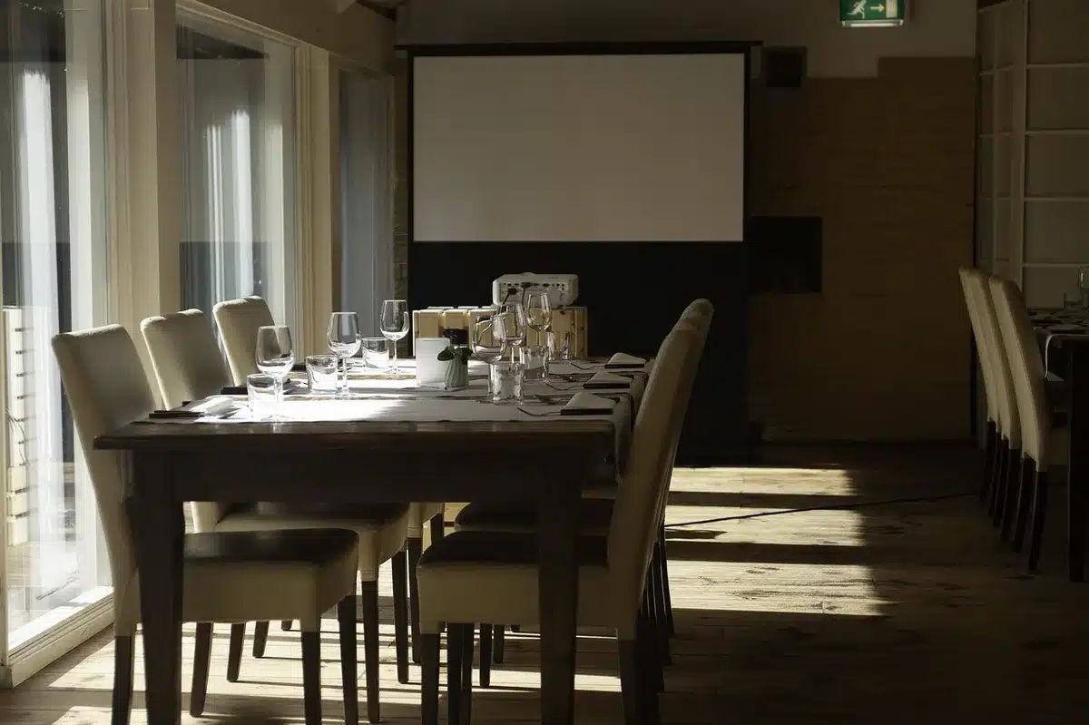 Profesionales en una sesión de formación intensiva alrededor de una mesa de conferencias en Barcelona