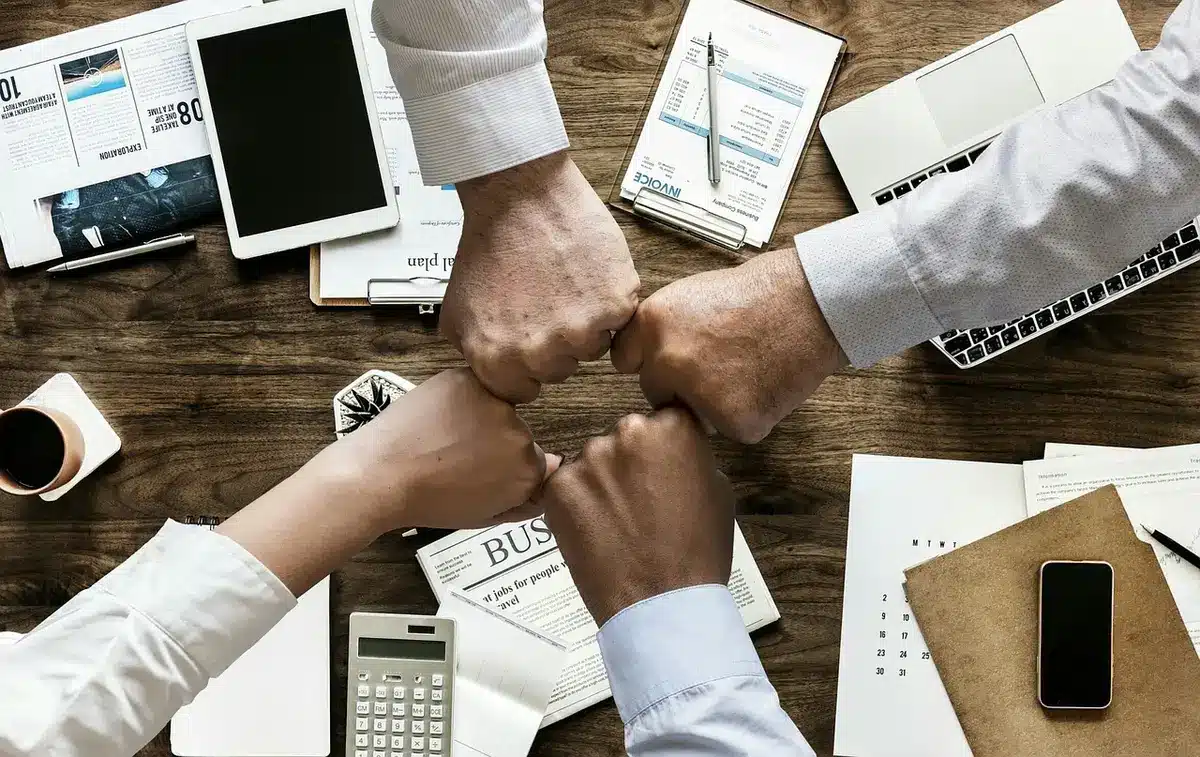 Facturas y calculadora para declarar IVA en un escritorio