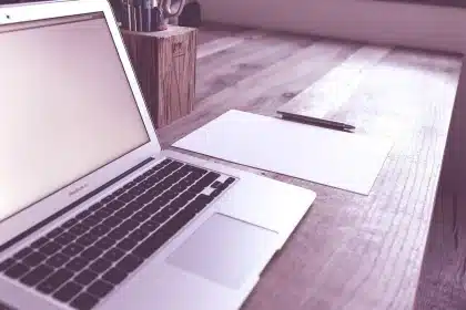 Manos anónimas sobre carpetas y planos en una mesa de oficina patrimonial