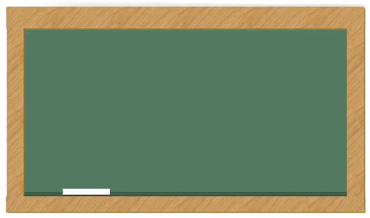 Docente impartiendo clase a estudiantes en aula escolar