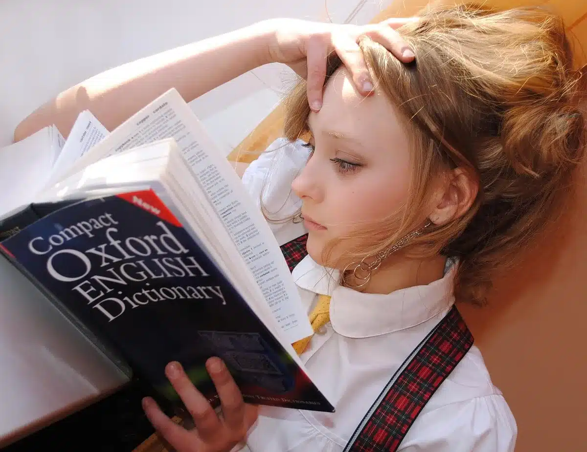Estudiantes en clase de idiomas con profesor