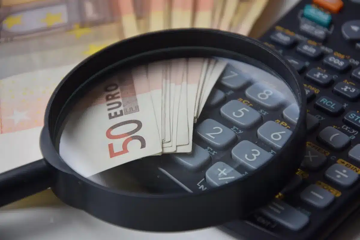 Mesa de trabajo con facturas, calculadora y papeles de cotización de autónomos