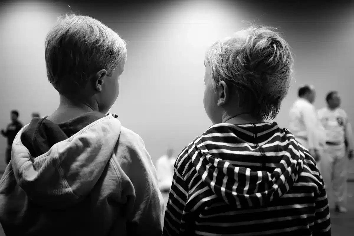 Monitor supervisando a niños en actividades en un aula segura