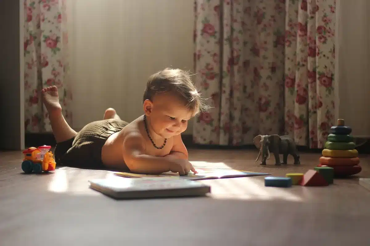 Aula de educación infantil con niños pequeños y educador en actividades de aprendizaje