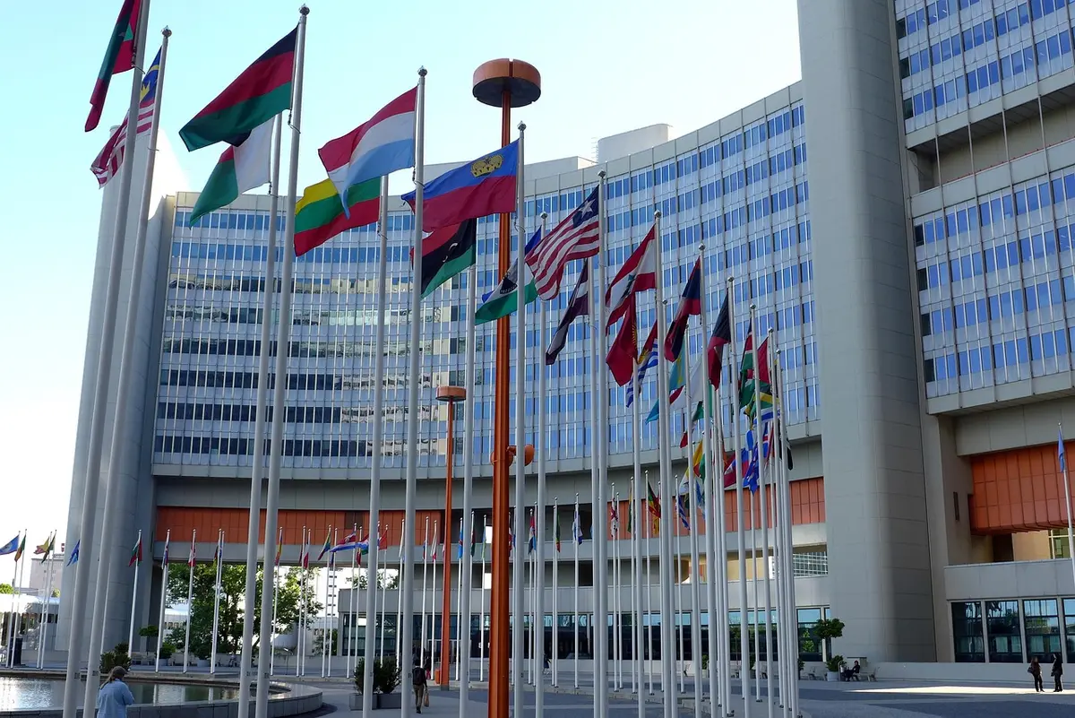 Reunión diplomática entre representantes internacionales