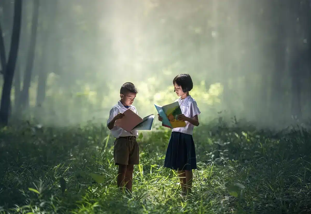 Ni&ntilde;os participando en actividades educativas al aire libre en un entorno natural y verde