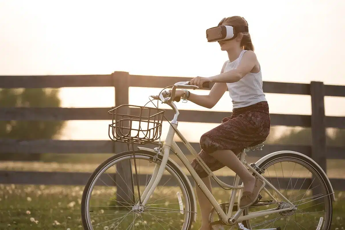 Estudiante utilizando tecnología de realidad virtual en un aula moderna equipada