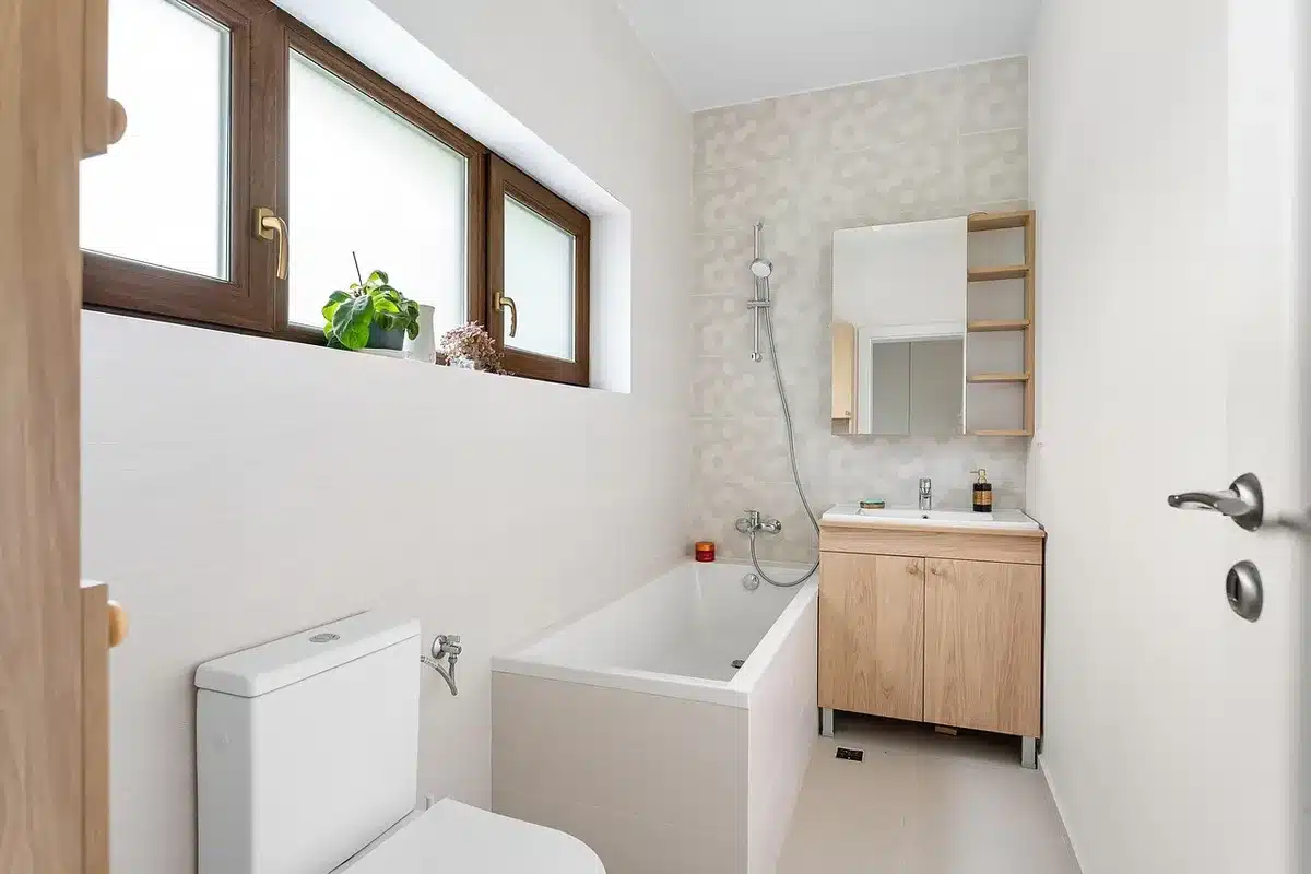 Reforma de baño con ducha a ras de suelo y barras de apoyo para mejorar accesibilidad