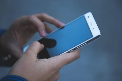 Teléfono móvil escaneando un código QR en una factura impresa sobre un escritorio