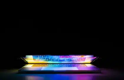 Pantalla de computadora mostrando un portal de facturación electrónica con datos de factura y opciones de envío