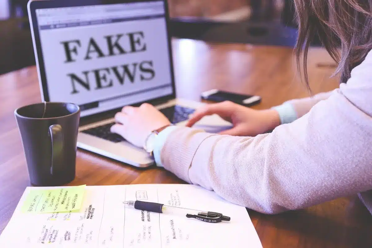 Símbolo de información falsa propagándose a través de una red digital