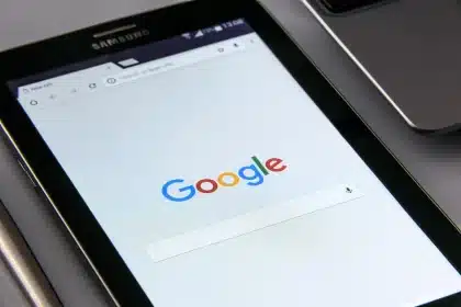 Manos sosteniendo un teléfono inteligente con interfaz de red social y símbolos de conexión