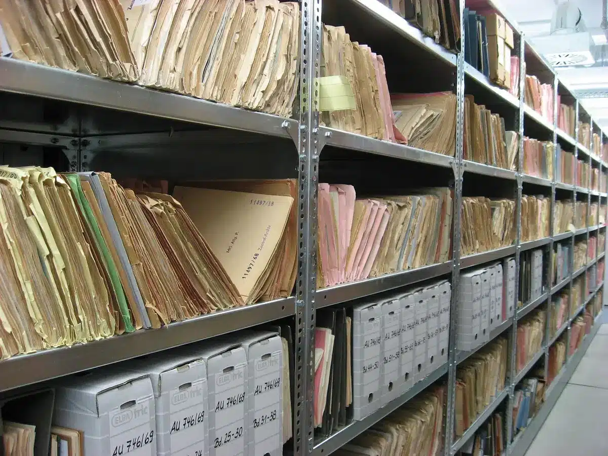 Archivo digital con facturas organizadas y copias de seguridad