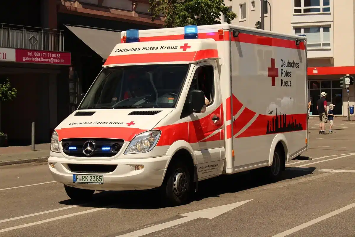 Equipo de emergencias sanitarias junto a una ambulancia
