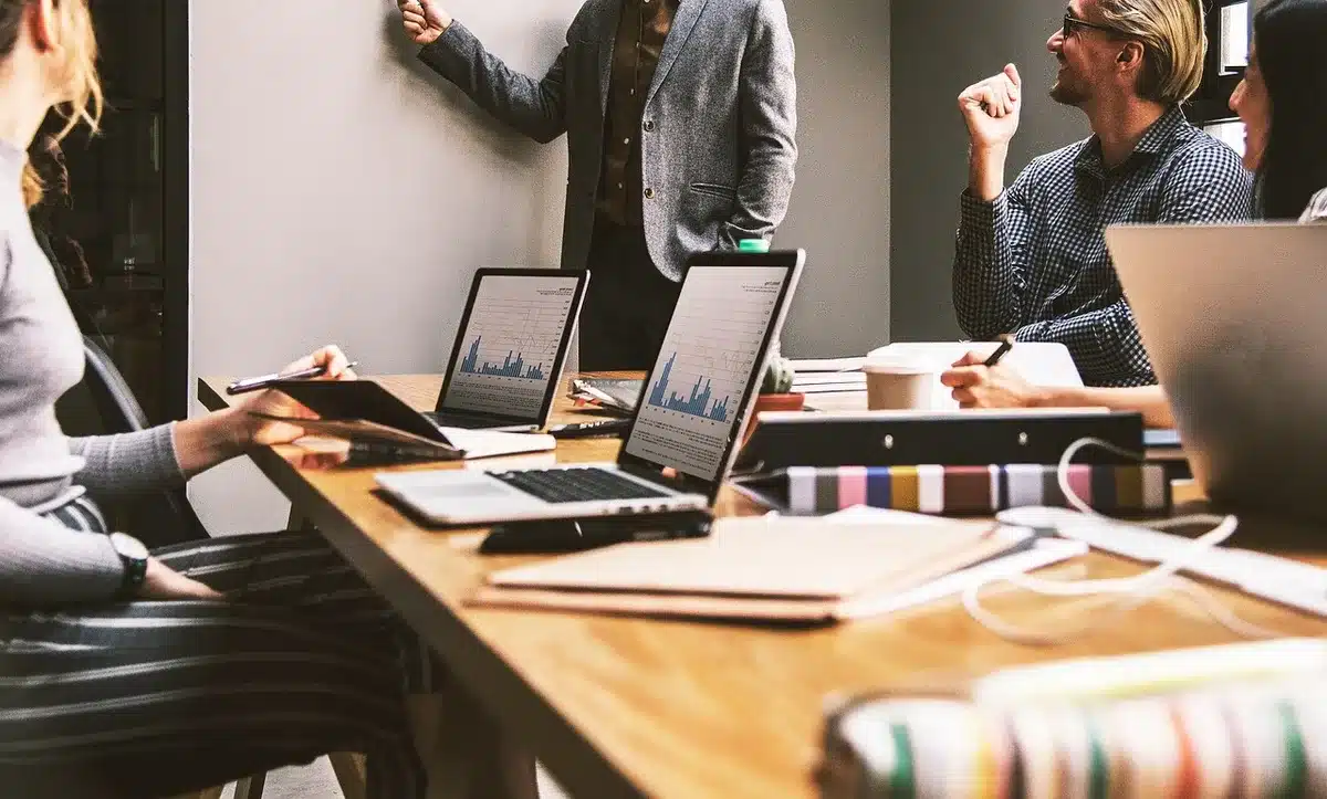 Persona en una oficina de empleo consultando sobre programas de formaci&oacute;n