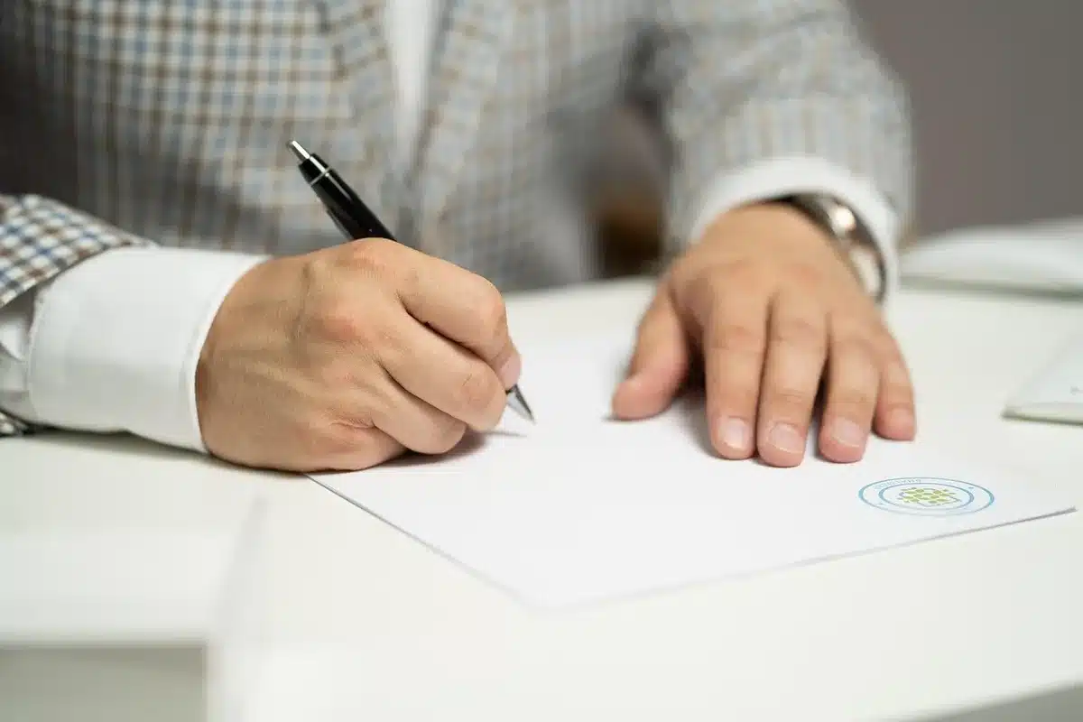 Documento de contrato que muestra apartados de salario y jornada