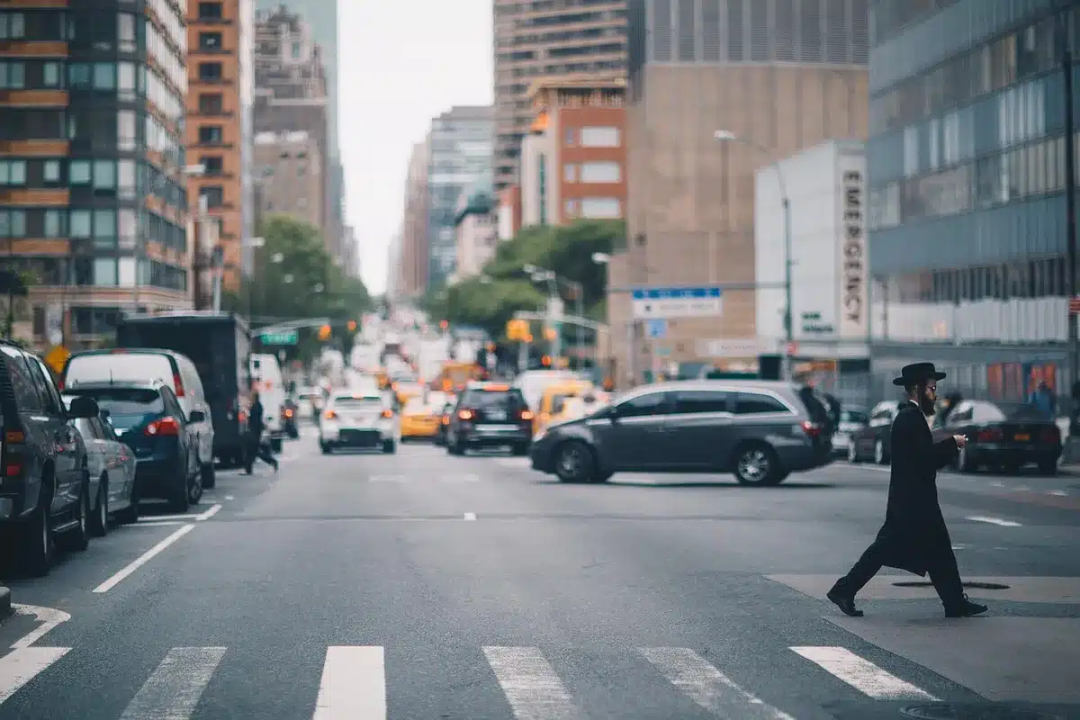 Personas caminando por una calle de la ciudad, ambiente anónimo que favorece el cambio de idioma