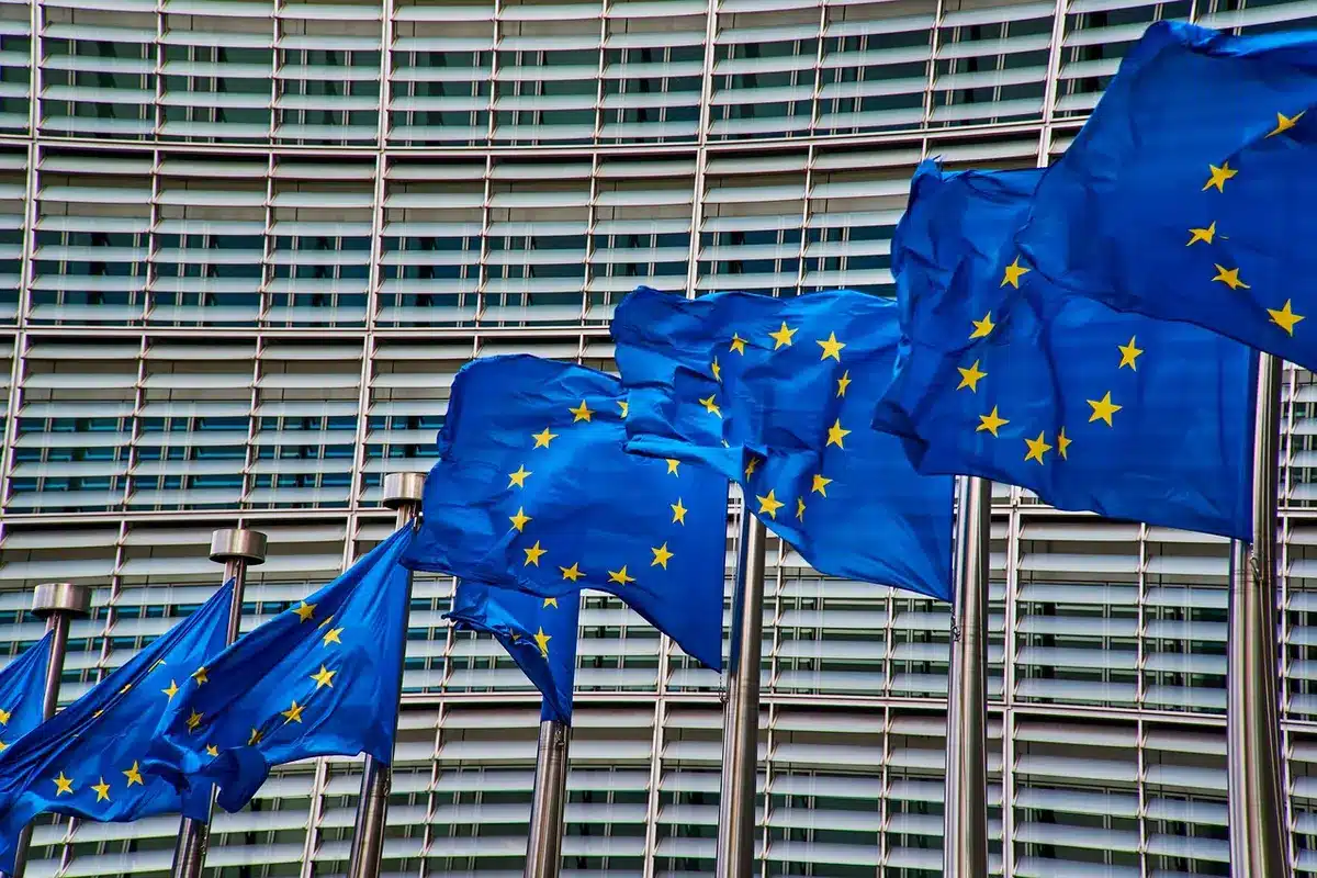 Edificio de la Comisión Europea en Bruselas con banderas