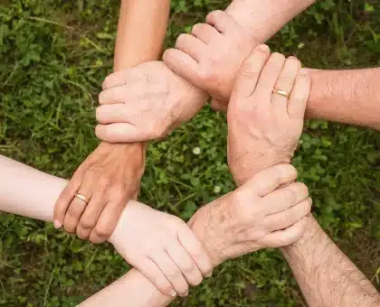 Equipo diverso trabajando colaborativamente en un entorno de oficina moderna